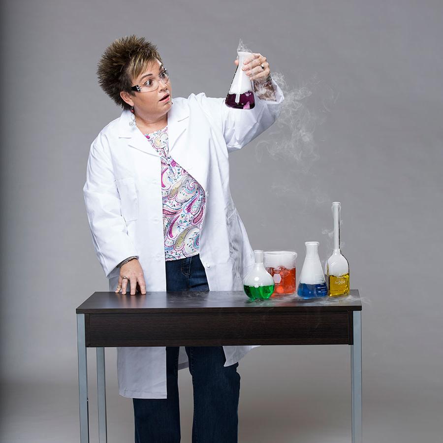 化学教授正在检查一个冒着热气的烧杯
