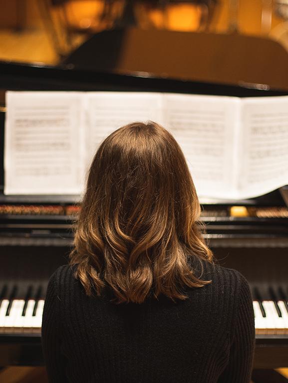 音乐专业的学生在美术表演中心的音乐厅里弹钢琴