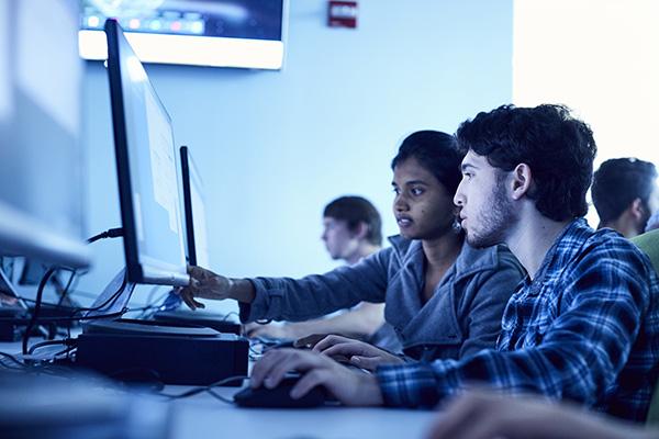 三个数据科学专业的学生在计算机实验室工作